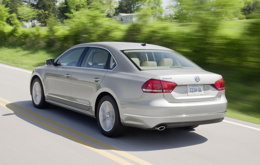  Volkswagen Passat 2011 года  (US) (фото 45 из 111)